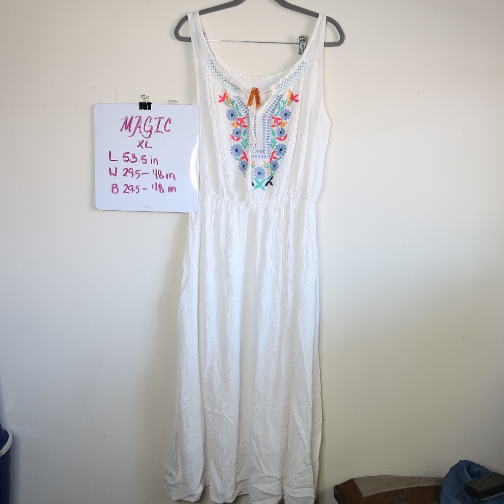 MAGIC Bohemian white dress w/ floral embroidery